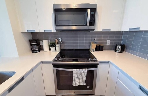 Hurontario Condo | Luxury 1+Den, Balcony, City View, Free Parking