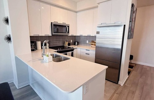 Hurontario Condo | Luxury 1+Den, Balcony, City View, Free Parking