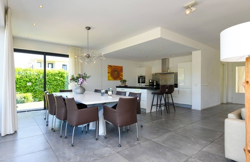 Zeewolde House | Luxury 10-person villa with jacuzzi, sauna, 4 bedrooms, 3 bathrooms and two outdoor dining tables. Pet-friendly, fully equipped kitchen, and direct water access.