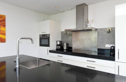 Zeewolde House | Luxury 10-person villa with jacuzzi, sauna, 4 bedrooms, 3 bathrooms and two outdoor dining tables. Pet-friendly, fully equipped kitchen, and direct water access.