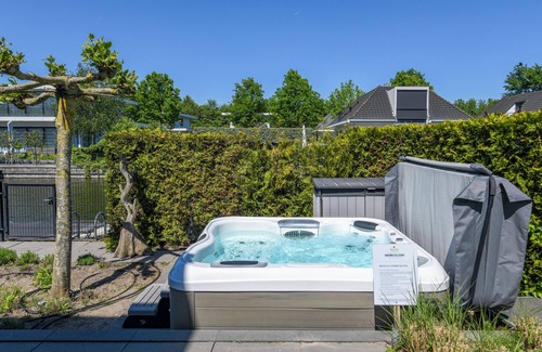 Zeewolde House | Luxury 10-person villa with jacuzzi, sauna, 4 bedrooms, 3 bathrooms and two outdoor dining tables. Pet-friendly, fully equipped kitchen, and direct water access.