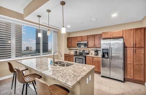 Downtown Cleveland Apartment | Luxury 11th Floor Downtown Condo w Stunning VIEWS!
