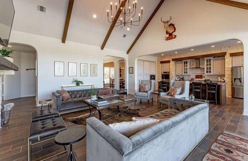 Austin House | Luxury 12BR Estate Near Austin – Pool, Pickleball, Theater & Room for 34 Guests