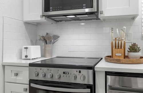 SoHo Apartment | Luxury 1B with prime location, FREE parking & crib