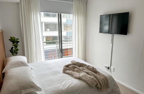 Green Point Apartment | Luxury 1BR Green Point - Walk to Sea Point Promenade! Rooftop Pool, Secure Parking