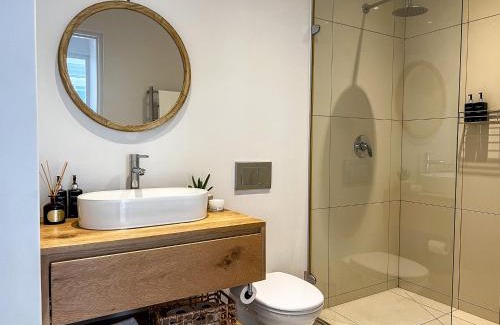 Green Point Apartment | Luxury 1BR Green Point - Walk to Sea Point Promenade! Rooftop Pool, Secure Parking