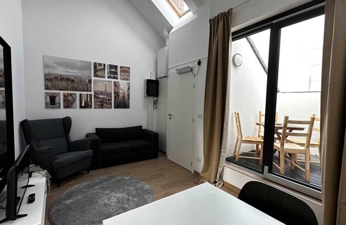 Klein-Antwerpen Apartment | Luxury 1BR Near Fashion District by Oneluxstay