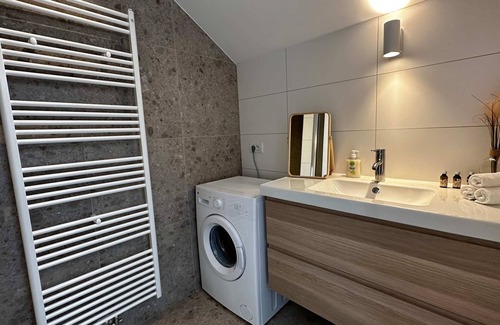 Klein-Antwerpen Apartment | Luxury 1BR Near Fashion District by Oneluxstay