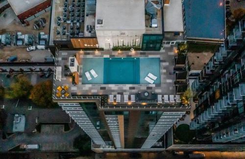 Rainey Street Historic District Apartment | Luxury 1BR with Views, Rooftop Pool and Walk To Rainey St.