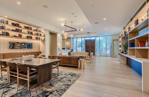Rainey Street Historic District Apartment | Luxury 1BR with Views, Rooftop Pool and Walk To Rainey St.