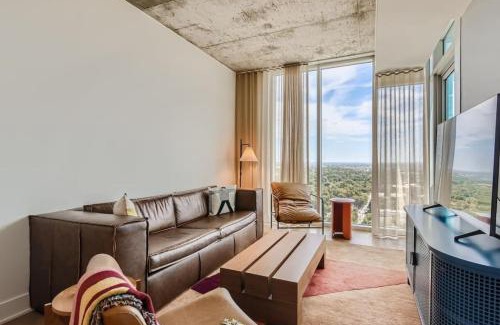 Rainey Street Historic District Apartment | Luxury 1BR with Views, Rooftop Pool and Walk To Rainey St.