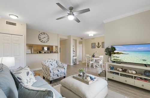 Biggar Condo | Luxury 1st floor condo w/Fountain view - centrally located to airport and beach