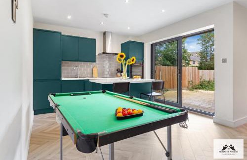 Waddon Apartment | Luxury 2 BDR Garden View Apartment with Ensuite Patio Pool Table Entertainment Sleeps up to 7 Ideal for BUSINESS AND LEISURE STAYS