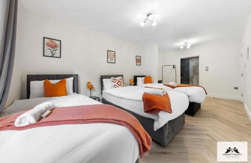 Waddon Apartment | Luxury 2 BDR Garden View Apartment with Ensuite Patio Pool Table Entertainment Sleeps up to 7 Ideal for BUSINESS AND LEISURE STAYS