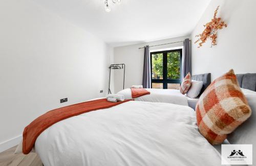 Waddon Apartment | Luxury 2 BDR Garden View Apartment with Ensuite Patio Pool Table Entertainment Sleeps up to 7 Ideal for BUSINESS AND LEISURE STAYS