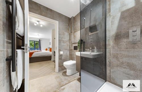 Waddon Apartment | Luxury 2 BDR Garden View Apartment with Ensuite Patio Pool Table Entertainment Sleeps up to 7 Ideal for BUSINESS AND LEISURE STAYS