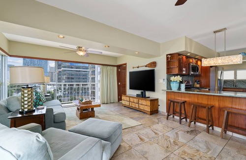 Waikiki Condo | Luxury 2-Bed/2-Bath Corner Waikiki Shore Condo w/Ocean Views! FREE Parking!