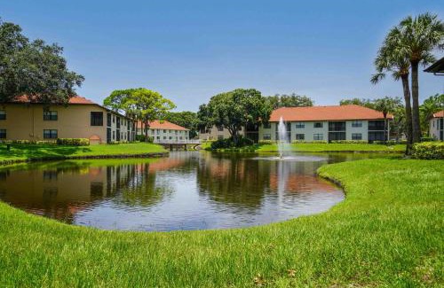 Trailer Estates House | Luxury 2 bed and 2bath Lakefront Condo Near IMG and Anna Maria Island