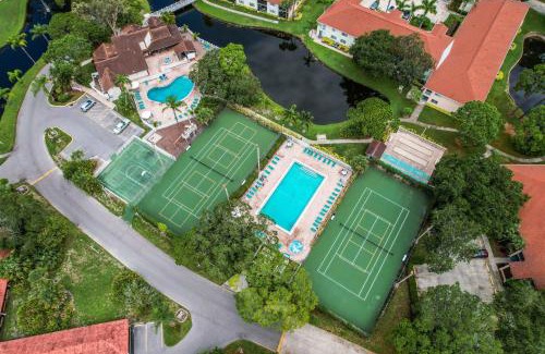 Trailer Estates House | Luxury 2 bed and 2bath Lakefront Condo Near IMG and Anna Maria Island