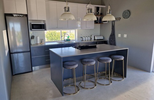 Sandbaai House | Luxury 2 Bed apartment boasting a rooftop terrace, with mountain & sea views.