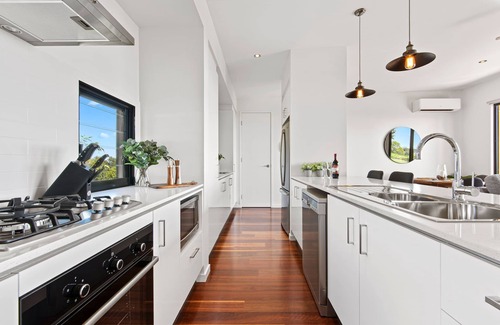 Booroobin Apartment | Luxury 2 Bedroom Cabins - Best Views in Maleny