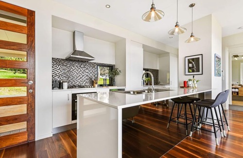 Booroobin Apartment | Luxury 2 Bedroom Cabins - Best Views in Maleny