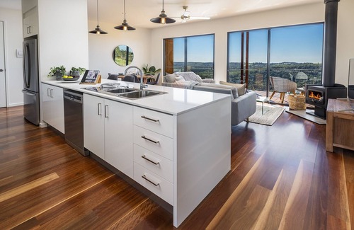 Booroobin Apartment | Luxury 2 Bedroom Cabins - Best Views in Maleny