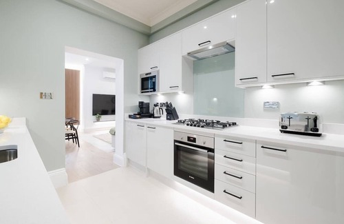 South Kensington Apartment | Luxury 2 Bed Flat in South Ken, at the ♥️ of Central London, w/Garden & AC