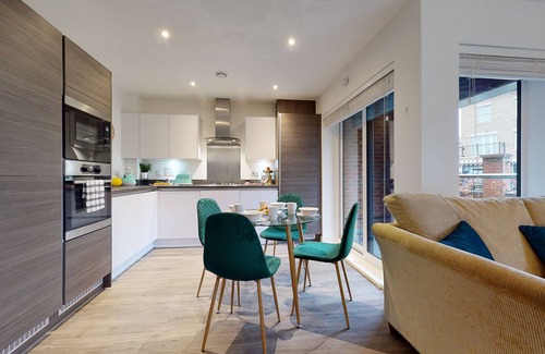 Ebbsfleet Valley Apartment | Luxury 2 Bed Apartment with Parking 18 mins from London