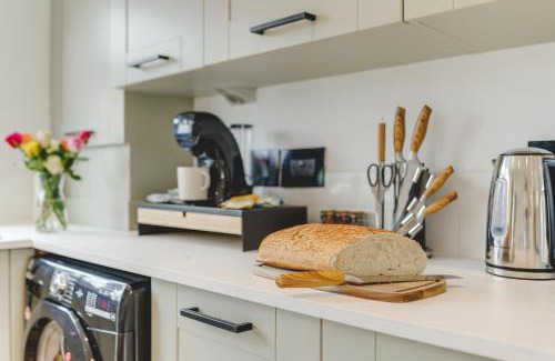 Stevenage House | Luxury 2-Bed House in Stevenage Sleeps 6 Free Parking Barefoot & Board