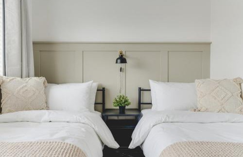 Stevenage House | Luxury 2-Bed House in Stevenage Sleeps 6 Free Parking Barefoot & Board