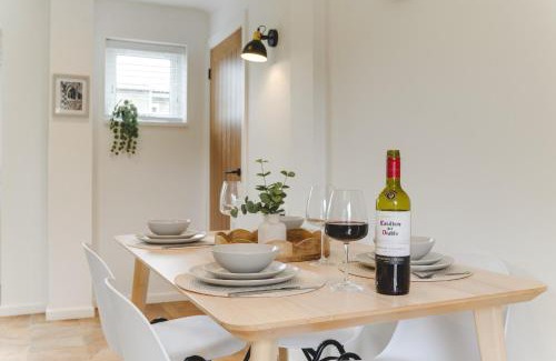 Stevenage House | Luxury 2-Bed House in Stevenage Sleeps 6 Free Parking Barefoot & Board