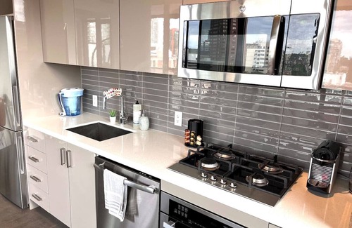 Connaught Condo | Luxury 2 Bed, Private XL Balcony Downtown, Free Parking