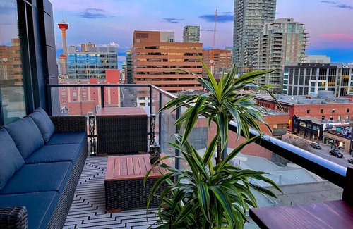 Connaught Condo | Luxury 2 Bed, Private XL Balcony Downtown, Free Parking