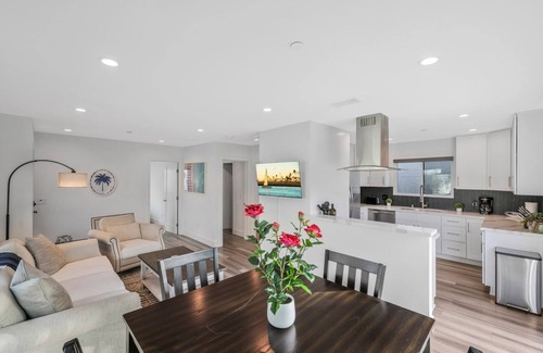 Corona del Mar House | Luxury 2 Bed w/Huge Sun Deck, A/C, fast WiFi, 10 minute walk to Beach