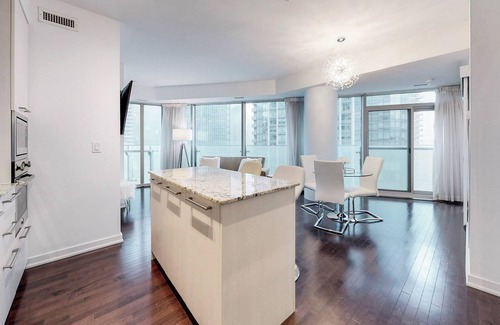 Central Waterfront Condo | Luxury 2 Bedroom/2 Bathroom Downtown Toronto Condo!