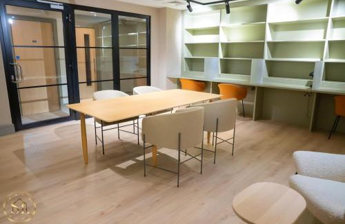 Coombe Hill Apartment | Luxury 2 Bedroom 2 Bathroom Apartment In Wimbledon
