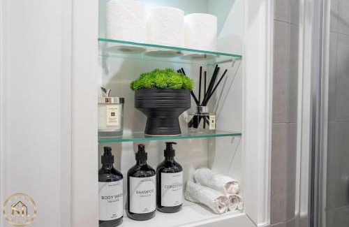 Coombe Hill Apartment | Luxury 2 Bedroom 2 Bathroom Apartment In Wimbledon