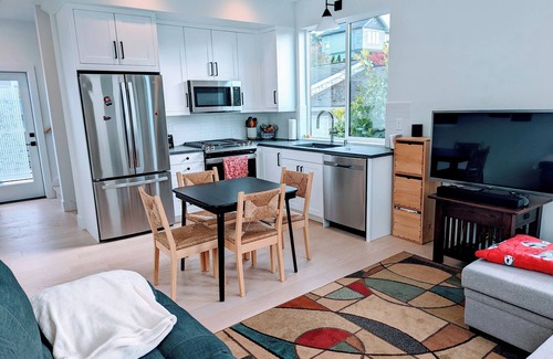 North Queen Anne House | Luxury 2 bedroom 2 bath townhome in DT Seattle private parking rooftop deck view