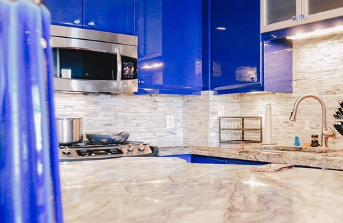 McLean Condo | Luxury 2 Bedroom 2 Bathroom Apt | Spa Shower | Balcony | Complimentary Parking