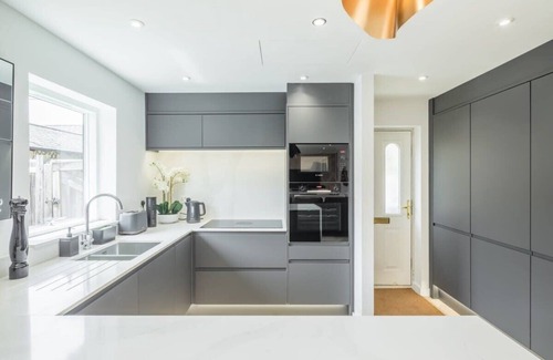 Cambridge Apartment | Luxury 2 Bedroom Apartment with Parking