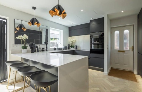 Cambridge Apartment | Luxury 2 Bedroom Apartment with Parking