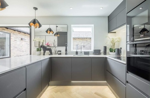 Cambridge Apartment | Luxury 2 Bedroom Apartment with Parking
