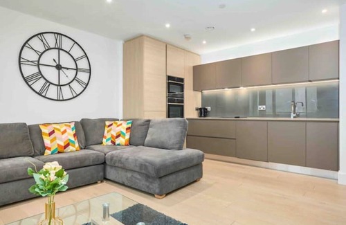 Eltham West Apartment | Luxury 2 Bedroom Apartment. Free Wifi and Parking