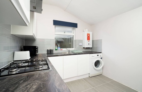 Northumberland Park Condo | Luxury 2 Bedroom Apartment. A Quick 5 Minute Walk from Tottenham Hotspur Stadium