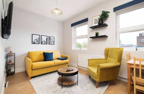 Northumberland Park Condo | Luxury 2 Bedroom Apartment. A Quick 5 Minute Walk from Tottenham Hotspur Stadium