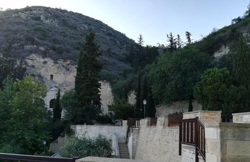 Emba Apartment | Luxury 2 Bedroom Apartment, 15 mins to Neofytos Monastry, Pool Lounge, Free WIFI