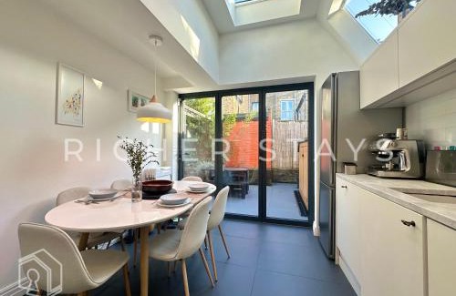 Askew Apartment | Luxury 2-Bedroom Apt, Corporates and Families