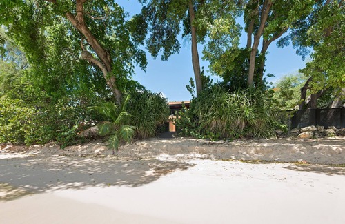 Gibbs Bay Villa | Luxury 2 Bedroom Beach Front Villa w/ Jacuzzi
