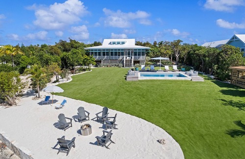 Hope Town House | Luxury 2 Bedroom Home With Private Dock and Pool On The North End